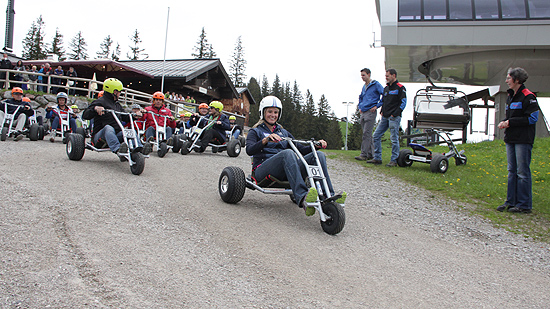 Rennrodlerin Natalie Geisenberger war unter den ersten Testerinnen des Mountaincarts am Stümpfling (©Foto: Martin Schmitz)
